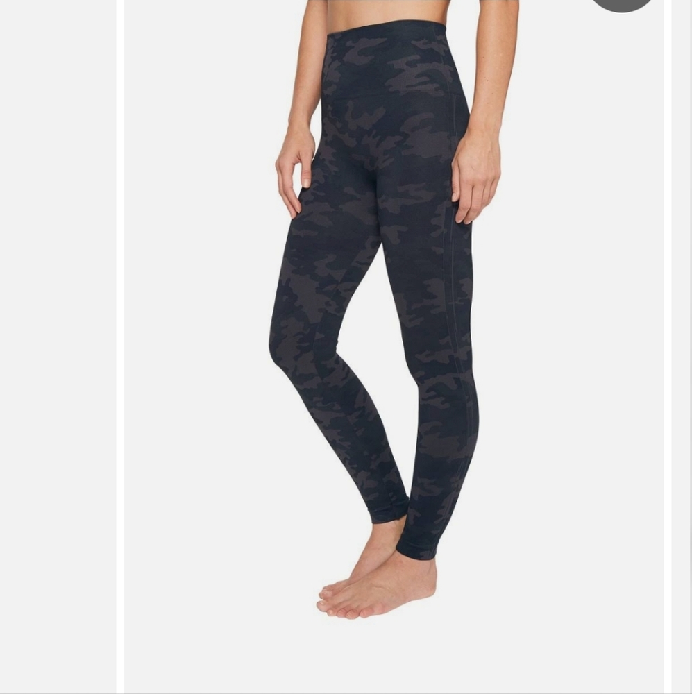 Spanx Look At Me Now Seamless Leggings size M Camo Black